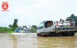 CSGT Hà Nội ứng trực hỗ trợ người dân di chuyển qua vùng ngập úng
